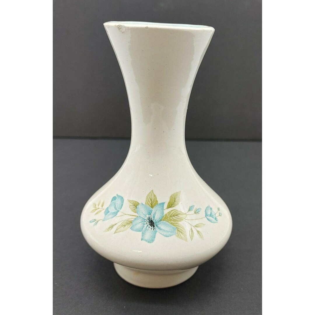青い花柄の陶器花瓶 青い花柄とターコイズ色の内側が入った陶器の花瓶。Anna 1972 VTG の