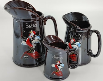 Vintage set van 3 bruine haan op een rood dak, rode keramische botersiroopkannen