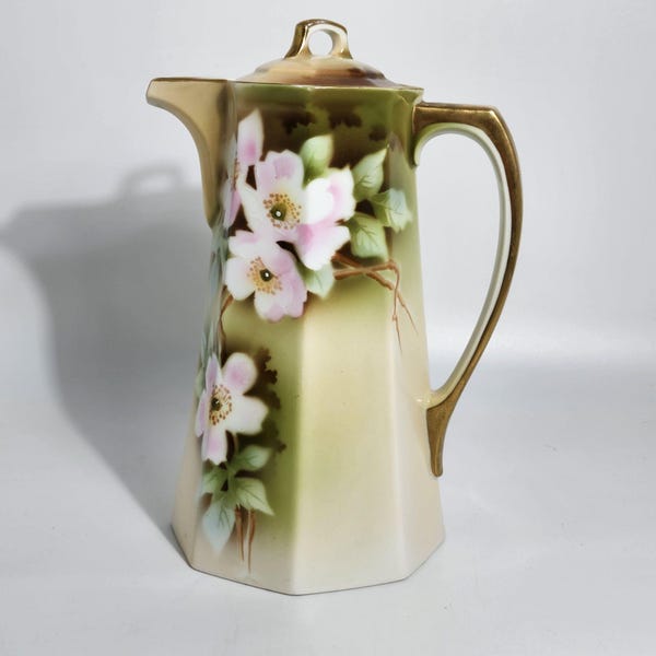 Cafetera antigua de porcelana Weimar pintada a mano con diseño floral y detalles dorados.