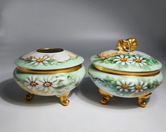 Ensemble de vanité Antique en Porcelaine de Birn, Décor de Marguerites, Récepteur et Récipient à Poudre