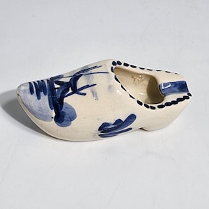 Vintage Delfts blauw crèmekleurig en geverfd keramiek beeldje klompschoen