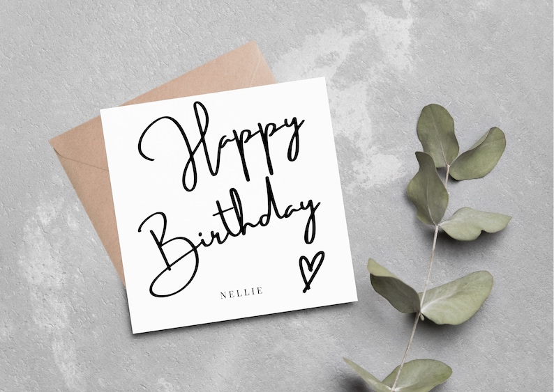 Puede incluir: Una tarjeta blanca con caligraf&iacute;a negra que dice "Feliz cumplea&ntilde;os Nellie" con un peque&ntilde;o coraz&oacute;n dibujado al lado del nombre.