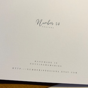 K&ouml;nnte beinhalten: Wei&szlig;e Karte mit schwarzem Text, der "Number 58 Designs" und "Handmade in Nottinghamshire" lautet, gefolgt von einer Website-Adresse: "http://number58designs.etsy.com".