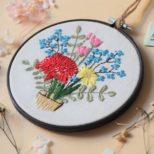 Buquê de flores coloridas 15 cm quadro bordado com moldura