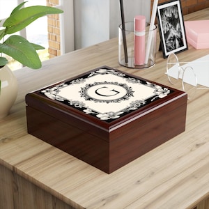 Schmuckschatulle, personalisierter Anfangsbuchstabe, schwarze Grenze im viktorianischen Stil. Monogramm Geschenk, Andenken Organizer, Dekorative Schmuckschatulle, Custom