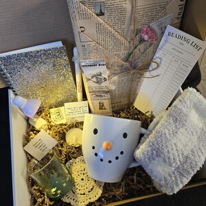 Cozy Winter Mystery Book Gift Box: Christmas Mug, Socks & Surprises