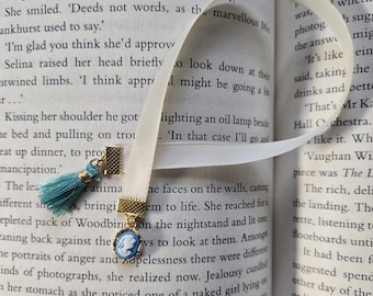 Marcapáginas con cinta de joya y camafeo dorado: accesorio para libros hecho a mano