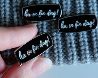 Ha en fin dag enamel pin ~ Have a nice day enamel pin ~ Norwegian phrase enamel pin ~ Nordikos