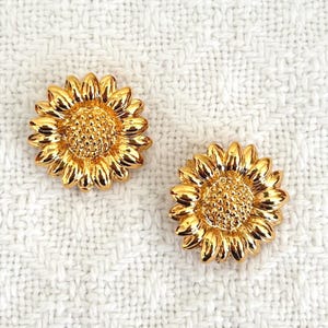 Puede incluir: Juego de tres tazas de cerámica con acabado mate moteado. Las tazas son de color crema, gris claro y gris oscuro. Cada taza tiene un diseño simple y minimalista, ideal para café o té.