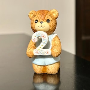 Enesco Lucy und Ich Bärenfigur Kniend Und Halten Zwei 2.Geburtstag Feiern Wunderliche Kindersammlerstück aus den 1980er Jahren