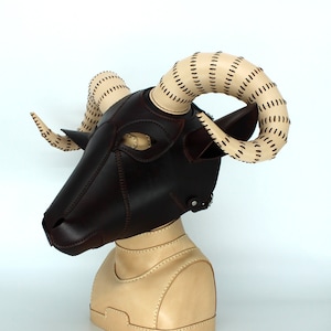 革製の羊のマスク