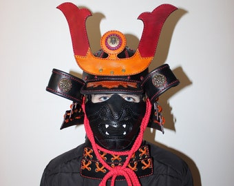 Casco samurái Kabuto de cuero con máscara
