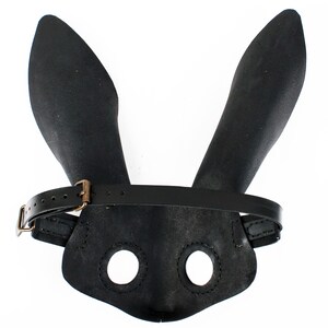 Peut inclure: Masque de lapin en cuir noir avec une sangle et deux trous pour les yeux.
