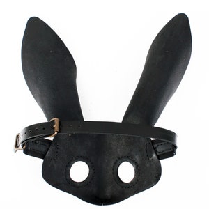 Peut inclure: Masque de lapin en cuir noir avec une sangle et deux trous pour les yeux.
