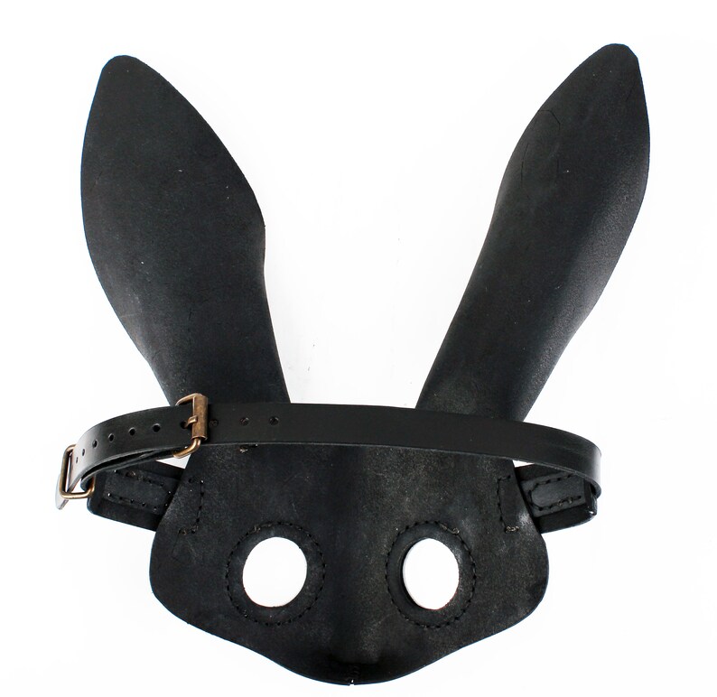Peut inclure: Masque de lapin en cuir noir avec une sangle et deux trous pour les yeux.