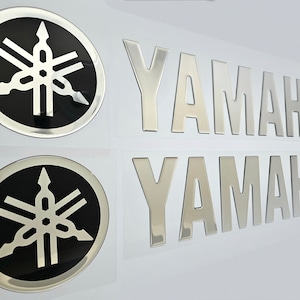 Adesivi Yamaha Diapason 30 Mm - 2 Pezzi Blu E Argento Con Gel Effetto Logo