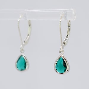 Boucles d&#39;oreilles dormeuses argent et vert émeraude en forme de larme, boucles d&#39;oreilles émeraude, boucles d&#39;oreilles vintage, boucles d&#39;oreilles de mariée, boucles d&#39;oreilles art déco, boucles d&#39;oreilles pendantes