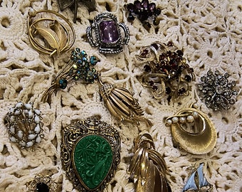 Collection of vintage brooches!