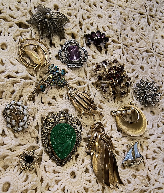 Collection of vintage brooches!