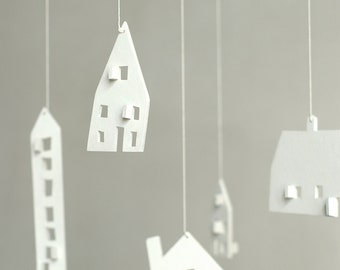 MOLNHUS / babymobil / barnkammarmobil / trähusmobil / spjälsängsmobil / vita husmobil