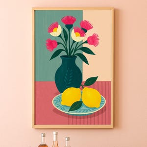 Impresión artística de bodegón floral vibrante con limón y flores de Banksia, póster botánico rosa para decoración de cocina bohemia, arte mural moderno colorido de mediados de siglo.