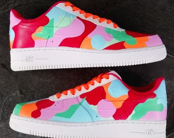 Handmålade specialdesignade sneakers: Abstrakt kamouflage Air Force 1-design