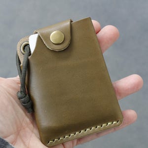Cartera de cuero Spartan V2: billetera delgada minimalista hecha a mano, billetera EDC con cierre a presión, billetera de cuero de grano completo con bolsillo frontal.