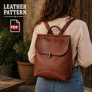Puede incluir: Una mochila de cuero marrón con asa superior, solapa plegable y cierre de broche metálico. La mochila presenta costuras visibles a lo largo del borde inferior y dos correas para los hombros. El texto dice LEATHER PATTERN y PDF.
