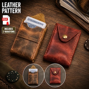 Könnte beinhalten: Zwei Kartenetuis aus Leder, eines in Braun und eines in Rotbraun, mit sichtbaren Nähten und einem Messingdruckknopf an der roten Version. Das braune Etui enthält ein Kartenspiel. Text: LEATHER PATTERN und INCLUDES 2 VARIATIONS.