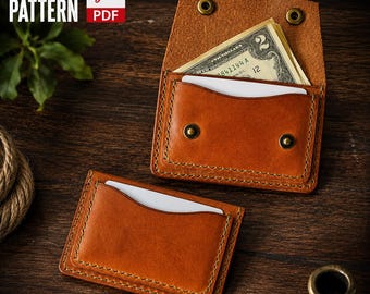 Puede incluir: Dos tarjeteros de cuero color canela con costuras visibles y broches a presión color latón. Un tarjetero está abierto, mostrando un billete de dos dólares y una tarjeta blanca, mientras que el otro está cerrado. Texto LEATHER PATTERN PDF.