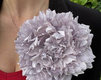Broche de flores de satén hecho a mano: elegante accesorio de novia