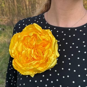 Broche de peonía muy grande. Broche grande. Broche grande en forma de flor. Broche amarillo hecho a mano. Un regalo único para ella.