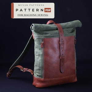 Könnte beinhalten: Ein Rolltop-Rucksack aus olivgrünem Canvas und braunen Ledereinsätzen. Der Rucksack verfügt über einen vertikalen Lederriemenverschluss, seitliche Reißverschlüsse und verstellbare Schultergurte. Der Text oben lautet: MUSAK PATTERNS PATTERN PDF FOR MACHINE SEWING.