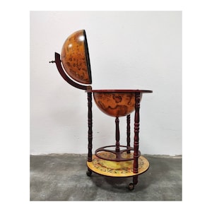 Vintage dekorative sechzehnte Jahrhundert Old World Globe Weinstube mit Sternzeichen-Elementen aus Holz // Made in Italy in den 1970er Jahren