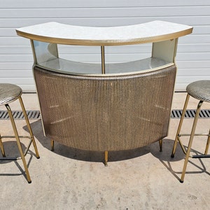 Zeldzame Mid Century Modern Home Cocktail Bar met barkrukken en plankspiegel door Barget Limited // Gemaakt in het Verenigd Koninkrijk in de jaren zestig