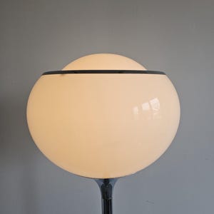 Mid Century Modern Stehlampe &quot;Bud Grande&quot; von Harvey Guzzini, hergestellt von Meblo // Made in Jugoslawien in den 1960er Jahren.&quot;