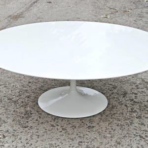 Mesa de sofá rara da era espacial &quot;Tulipa&quot; com tampo laminado branco por Eero Saarinen para Knoll International // Fabricado na Itália na década de 1980