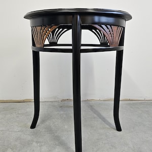 Antieke bijzet- of cocktailtafel met waaieraccent vervaardigd door J.J. Kohn // Gemaakt in Oostenrijk ca. 1910