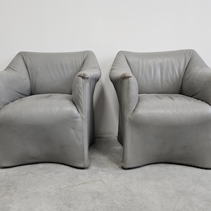 Pair of Postmodern Leather Armchairs "Tentazione" designed by Mario Bellini for Cassina // Made in Italy in 1980s