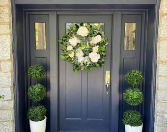 Ghirlanda di peonie bianche per la porta d'ingresso