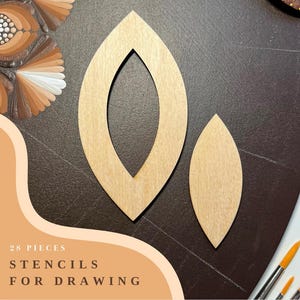 Puede incluir: 28 plantillas de madera para dibujar. Las plantillas tienen forma de hojas y están sobre una superficie marrón.