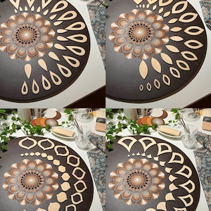 Puede incluir: Cuatro dise&ntilde;os de mandalas diferentes con plantillas de madera para crear los dise&ntilde;os. Las plantillas son de varias formas, incluyendo gotas, &oacute;valos y formas geom&eacute;tricas. Los mandalas est&aacute;n pintados en tonos de marr&oacute;n, blanco y dorado.