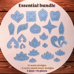 Puede incluir: Un conjunto de 54 piezas en forma de flor, de color azul claro, con varios diseños y tamaños, dispuestas sobre una superficie circular blanca. El texto "Essential bundle" está en la parte superior, con detalles sobre los diseños y tamaños debajo.