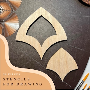 Może przedstawiać: 28 drewnianych szablonów do rysowania, z różnymi kształtami geometrycznymi. Szablony są jasnobrązowe i mają gładką, niepowlekane powierzchnię.
