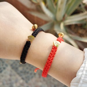 Pulseira de corda vermelha com coração de letra personalizada, pulseira de casal, pulseira de corda vermelha trançada, pulseira minimalista, presente feito à mão, presentes de dia dos namorados