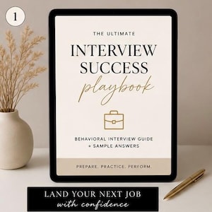 Könnte beinhalten: Ein digitales Tablet zeigt "The Ultimate Interview Success Playbook" mit einem Aktenkoffer-Symbol. Der Text "Behavioral Interview Guide + Sample Answers" und "Prepare. Practice. Perform." sind ebenfalls sichtbar. Ein goldener Stift liegt auf der Oberfläche, darunter der Text "Land Your Next Job with Confidence".