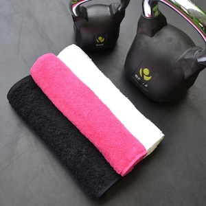 K&ouml;nnte beinhalten: Drei Handt&uuml;cher, eines schwarz, eines wei&szlig; und eines rosa, liegen &uuml;bereinander. Die Handt&uuml;cher bestehen aus einem weichen, saugf&auml;higen Material.