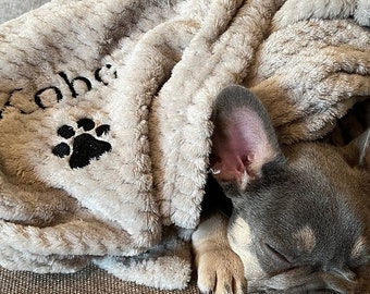 Couverture brodée pour chien/chat, chiot/chaton. Peut être simple, avec une empreinte de patte seulement ou avec une empreinte de patte et le nom de votre animal de compagnie.