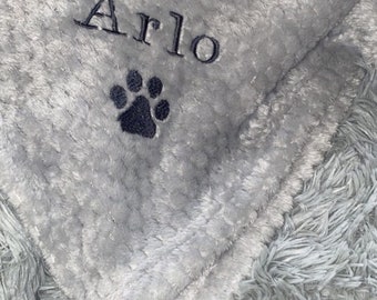 GRANDE coperta per cane/gatto personalizzata e ricamata. Può essere semplice o con l'impronta della zampa e il nome del tuo animale domestico.