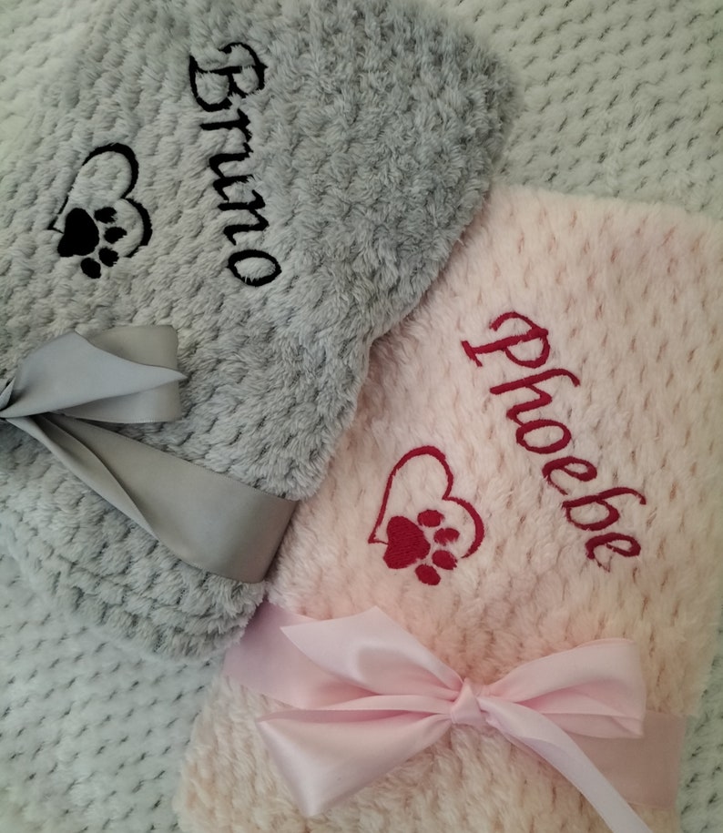 Personalised, embroidered dog/cat puppy/kitten blanket. Can be plain, with paw print only or with paw print and your pet's name. zdjęcie 1